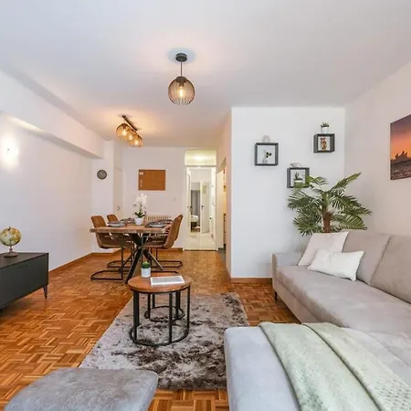 Characterful With Lateral Sea View Apartment